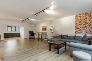 Op een fantastische locatie in het centrum van Haacht bevindt zich dit energiezuinig appartement met drie slaapkamers. U geniet hier van...