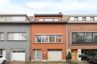 Op een uitstekende locatie, in een parallel en autoluw gedeelte van de Kapelsesteenweg, bieden wij deze ruime, energiezuinige bel-étage woning met...