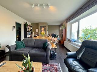 <p>Op zoek naar een comfortabel appartement op een rustige locatie met alle voorzieningen binnen handbereik? Dan is dit gezellige en verzorgde appartement aan de Geelgorsstraat 15 in Wondelgem zeker een bezoek waard!</p><p>Gelegen in een kleinschalige residentie geniet u hier van rust, privacy en een praktische indeling.</p><p></p><p>Het appartement beschikt over een inkomhal, een aangename en lichtrijke leefruimte, een ingerichte keuken, twee ruime slaapkamers, een praktische berging en een badkamer met inloopdouche.</p><p>Als extra troef is een garage inbegrepen in de huurprijs.</p><p></p><p>Troeven:</p><ul><li><p>Dak recent vernieuwd en geïsoleerd</p></li><li><p>Vernieuwde ramen</p></li><li><p>Kleinschalige residentie</p></li><li><p>Winkels, scholen en openbaar vervoer op wandelafstand</p></li><li><p>Uitstekende verbinding naar Gent via een uitgebreid fietsnetwerk</p></li></ul><p>Dit appartement combineert comfort, energiezuinigheid en een uitstekende ligging, ideaal voor wie rustig wil wonen nabij Gent.</p><p></p><p><strong>Beschikbaarheid: 01/08/2026</strong></p><p><strong>Geen gemeenschappelijke kosten.</strong></p><p></p><p><strong>Interesse?</strong><br />Een bezoek aanvragen kan uitsluitend via onze website: https://www.vastgoeddevos.be/te-huur. Selecteer het pand dat u wenst te bezoeken en klik vervolgens op <strong>"Vraag hier uw bezoek aan"</strong>.</p>