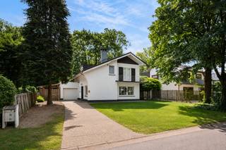 <p><strong>Charmante villa op toplocatie nabij de Kalmthoutse Heide</strong></p>
<p>In een <strong>gegeerde woonwijk</strong> in Heide, op een steenworp van de <strong>Kalmthoutse Heide</strong> én het gezellige centrum, bevindt zich deze charmante villa. De woning straalt warmte en gezelligheid uit dankzij haar ruime leefruimtes, authentieke elementen en prachtige lichtinval. Met een verzorgde tuin, drie slaapkamers en een uitstekende ligging vormt dit de ideale gezinswoning voor wie rustig wil wonen zonder in te boeten aan bereikbaarheid.</p>
<p><strong>Gelijkvloers<br /></strong>- <strong>Ruime inkomhal</strong> met open trap naar de verdieping.<br />- <strong>Gastentoilet</strong> met handenwasser<br />-<strong> Lichtrijke leefruimte</strong> op <strong>houten parket</strong>, voorzien van een sfeervolle <strong>open haard</strong> en grote raampartijen met zicht op de tuin.<br />- Aansluitende <strong>eetkamer</strong>, ideaal voor gezellige diners met familie en vrienden.<br />-<strong> Aparte keuken</strong> uitgerust met een <strong>keramische kookplaat</strong>, <strong>oven</strong>/<strong>microgolfoven</strong>, <strong>dampkap</strong>, <strong>dubbele spoelbak</strong> en talrijke kasten.<br />- <strong>Garage</strong>, momenteel ingericht als <strong>berging</strong> doordat een gedeelte werd betrokken bij de keuken.</p>
<p><strong>Verdieping<br /></strong>- <strong>Nachthal</strong> met veel natuurlijke lichtinval dankzij de dakkoepel.<br />-<strong> 3 volwaardige slaapkamers</strong>, waarvan één ruime <strong>masterslaapkamer</strong>.<br />- <strong>Badkamer</strong> voorzien van een <strong>ligbad met douchefunctie</strong>, <strong>dubbele lavabo</strong> en <strong>toilet</strong>.</p>
<p><strong>Tuin<br /></strong>-<strong> Verzorgde, groene tuin</strong> met een aangenaam gevoel van privacy.<br />-<strong> Ruim terras</strong> waar u de hele dag door kunt genieten van de rustige omgeving.<br />- Ideale buitenruimte voor gezinnen, tuinliefhebbers of gezellige zomeravonden.</p>
<p><strong>Bijzonderheden<br /></strong>- <strong>Gegeerde locatie</strong> nabij de <strong>Kalmthoutse Heide</strong>.<br />-<strong> Op wandel- en fietsafstand van het centrum van Heide</strong>.<br />- <strong>Ruime leefruimte</strong> met <strong>open haard</strong>.<br />- <strong>Houten parket</strong> in de leefruimte.<br />-<strong> 3 volwaardige slaapkamers</strong>.<br />- Bergzolder<br />- <strong>Ruime oprit </strong>met parkeergelegenheid voor 3 wagens <br />- <strong>Verzorgde tuin</strong> met veel privacy.</p>
<p><strong>Ligging<br /></strong>Deze villa geniet van een <strong>uitstekende ligging</strong> in een rustige en residentiële straat te Heide. De <strong>Kalmthoutse Heide</strong>, winkels, scholen, horeca en het station bevinden zich op korte afstand. Dankzij de vlotte verbindingen richting Antwerpen en Nederland combineert deze woning een groene woonomgeving met een uitstekende bereikbaarheid.</p>
<p><strong>Bent u op zoek naar een charmante villa op een toplocatie, waar rust, ruimte en natuur perfect samengaan? Dan nodigen wij u graag uit om deze woning zelf te ontdekken tijdens een bezoek!</strong></p>