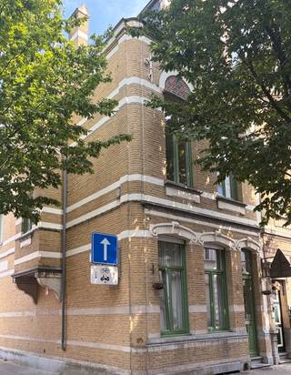 Wonen in een dorp in de stad — stil, groen en toch op vijf minuten van alles.<br /><br />Licht langs alle kanten, vogels 's ochtends, ramen open in zomer én winter. Dit hoekhuis in het Groen Kwartier is geen gewone woning.<br /><br />Gelijkvloers — fris op warme dagen: twee kinderkamers, doucheruimte, toilet en ruime inkomhal.<br /><br />Eerste verdieping — salon, eetkamer en keuken lopen naadloos in elkaar over. Vanuit elke hoek zicht op groen. Aangenaam terras voor elk moment van de dag.<br /><br />Tweede verdieping — licht, ruimte en totale privacy. Grote slaapkamer met ensuite badkamer (douche + bad), veluxramen en ruim terras zonder inkijk voor je koffie in de ochtendzon, om te hangen, te lezen of te aperitieven in de avondzon.<br /><br />Kelder over de volledige grondoppervlakte (66m²).<br /><br />Vloerverwarming. EPC B (130 kWh/m²). 162m² bewoonbaar exclusief ruime terrassen. Bouwjaar 1901, gerenoveerd 2019.<br /><br />Dit huis is een pareltje.