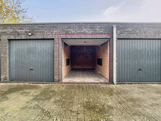 Centraal gelegen, Ruime én Gesloten garagebox!U wenst voor uw wagen een aangename verblijfplaats OF U zoekt een nette,droge en volledig afsluitbare...