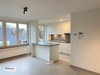 <p><span>Volledig gerenoveerd appartement gelegen vlakbij het centrum van Mariaburg. Beschikbaar 1 december 2026.</span></p><p><span> </span></p><p><span>Dit appartement werd zeer kwalitatief vernieuwd en is als volgt ingedeeld: living met open keuken, toilet met handenwasser, badkamer met douche, 2 slaapkamers en Zuidgericht terras. Op het gelijkvloers nog een individuele berging en een autostaanplaats.</span></p><p><span> </span></p><p><span>Bijzonderheden:</span></p><p><span>Pvc ramen met hoogrendementsglas </span></p><p><span>Dak werd vernieuwd en geïsoleerd </span></p><p><span>Videofoon </span></p><p><span>Alle nutsvoorzieningen zijn individueel </span></p><p><span>instapklaar: volledig geschilderd - lichtarmaturen met led verlichting </span></p><p><span>Zuidgericht terras</span></p><p><span>autostaanplaats</span></p><p><span> </span></p>