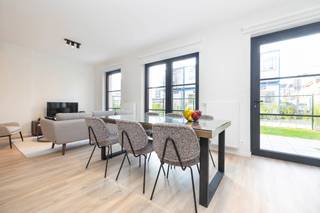 Uniek penthouse met 2 slaapkamers en een terras van 49 m² met een adembenemend uitzicht! Geniet van het summum van comfort en luxe in dit energiezuinige appartement. Een exclusieve kans voor wie op zoek is naar ruimte en elegantie. Het appartement heeft twee slaapkamers, elk met een eigen badkamer. Gelegen in het Forest Village-gebouw, op een steenworp afstand van het Dudenpark. Het appartement baadt in natuurlijk licht en biedt rust, sereniteit en moderne, hoogwaardige voorzieningen.<br />Bezoek ons modelappartement en mis deze unieke kans niet! De verkoop is onderworpen aan registratierechten (12,5%) en btw op de bouw. Neem contact met ons op voor een bezichtiging en meer informatie!
