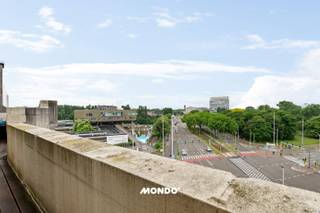 Ervaar Antwerpen op het allerhoogste niveau. Boven de bruisende stad, in de iconische Art Deco-parel Résidence la France, bevindt zich dit instapklare penthouse. Waar veel appartementen een compromis eisen tussen locatie, ruimte en afwerking, biedt dit eigendom een zeldzame combinatie van architecturale klasse, compromisloos modern comfort en een fenomenaal uitzicht.<br /><br />Uw dagelijkse decor is de indrukwekkende Antwerpse skyline. Dankzij de kamerhoge raampartijen en de royale breedte van de leefruimte stroomt het licht overvloedig binnen. Hier geniet u van een weids, onbelemmerd zicht dat nooit gaat vervelen.<br /><br />Achter de statige historische gevel schuilt een meesterwerk van hedendaags design. Het interieur werd strak en minimalistisch ontworpen, met oog voor de kleinste details. Warme eikenhouten parketvloeren doorbreken de strakke lijnen en brengen sfeer, terwijl de naadloos geïntegreerde airconditioning zorgt voor een perfect binnenklimaat.<br /><br />De drie volwaardige slaapkamers zijn ontworpen als rustpunten. Voorzien van strak maatwerk en ingebouwde kastenwanden, bieden ze een opgeruimde, kalme sfeer. Een ware oase van rust, hoog boven het stadsgedruis.<br /><br />Gelegen aan de prestigieuze Jan Van Rijswijcklaan, combineert u cachet met maximale mobiliteit. U bevindt zich op een zucht van de Antwerpse Ring, belangrijke invalswegen en het stadscentrum, met alle vormen van openbaar vervoer letterlijk voor de deur.<br /><br />Dit is geen standaard appartement; dit is een statement. Een ideale uitvalsbasis voor wie een luxueuze, private en perfect afgewerkte thuis zoekt, zonder in te boeten op connectiviteit.<br />Bent u klaar om dit uitzicht zelf te ervaren en de ruimte te voelen? Neem vandaag nog contact op voor een discrete bezichtiging.<br />📞 Bel Tim: 0483 60 60 60<br />📧 E-mail: tim@mondovastgoed.be<br />📍 Mondo Vastgoed – Makelaars maar anders.