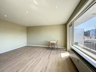 Op een gegeerde toplocatie in de bruisende Gentse binnenstad, in de sfeervolle Savaanstraat, bevindt zich deze instapklare studio. Wie kiest voor deze eigendom, kiest voor het ultieme stadscomfort: winkels, openbaar vervoer en kwalitatieve horeca bevinden zich letterlijk op wandelafstand van uw voordeur.<br /><br />De studio kent een praktische en doordachte indeling waarin elke vierkante meter optimaal benut wordt. Bij het betreden van de woning komt u binnen via de overzichtelijke inkomhal met vestiaire. De lichtrijke leefruimte vormt het hart van de studio en beschikt over een geïntegreerde open keuken. Vanuit de leefruimte heeft u bovendien toegang tot een aangenaam terras, een absolute meerwaarde in de stad.<br /><br />De verzorgde badkamer is compleet uitgerust met een lavabomeubel, douche, toilet én een handige aansluiting voor een wasmachine. Dankzij de uitstekende onderhoudsstaat en de beschikbaarheid vanaf 01/11/2026 is dit de ideale uitvalsbasis voor een zorgeloos stadsleven.<br /><br />Indeling van de studio<br /><br />Inkomhal met vestiaire – leefruimte met open keuken – terras – badkamer (lavabo, douche, toilet & wasmachine-aansluiting)<br /><br />Praktische info<br /><br />Beschikbaarheid: Vanaf 01/11/2026<br /><br />Basishuurprijs: 750,00 EUR<br /><br />Algemene kosten: 115,00 EUR / maand (maandelijks voorschot omvattende het onderhoud van de gemene delen evenals een provisie op het privatief verbruik van water en verwarming)
