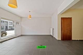 Ontdek dit ruime en praktisch ingedeelde appartement van 133 m², gelegen op de gelijkvloerse verdieping van residentie La Boglivado aan de Nieuwpoortsesteenweg. Dankzij de centrale ligging geniet u van een vlotte bereikbaarheid en alle voorzieningen in de nabije omgeving.<br /><br />Het appartement beschikt over een grote leefruimte, een keuken met praktische berging, een badkamer, een apart toilet en twee ruime slaapkamers. Achteraan bevindt zich bovendien een koer, ideaal als extra buitenruimte.<br /><br />Dit eigendom biedt een doordachte indeling en tal van mogelijkheden, zowel voor eigen bewoning als voor investeerders. <br /><br />Daarnaast is er de mogelijkheid tot aankoop van een garagebox in hetzelfde gebouw, wat extra comfort en praktische parkeerruimte biedt.<br /><br />Bent u op zoek naar een ruim appartement met potentieel op een centrale locatie?<br /><br />Contacteer ons vandaag nog voor meer informatie of een bezichtiging.<br /><br />