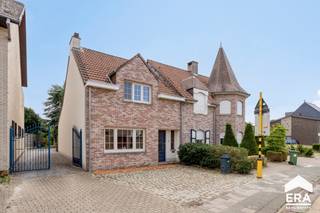 Welkom in deze verzorgde en charmante woning, gelegen nabij het centrum van Mol. Deze instapklare halfopen bebouwing op een perceel van 561 m²...
