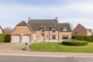 In de residentiële en groene Bieststraat in Hever bevindt zich deze indrukwekkende villa. Met een bewoonbare oppervlakte van 316 m² en een...