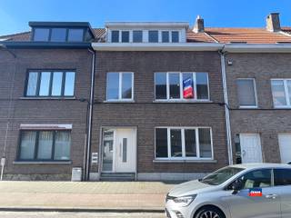 <p><span>MERKSEM | INSTAPKLAAR APPARTEMENT MET 1 SLAAPRUIMTE | EPC 210 |</span></p><p><span>Indeling als volgt: inkomhal - woonkamer - open, geïnstalleerde keuken - eetplaats met aansluiting wasmachine - badkamer met ligbad, toilet en lavabo. Slaapruimte (12m²) te bereiken met trap als soort mezzanine.</span></p><p><span> </span></p><p><span>Aparte meters voor elektriciteit en gas.</span></p><p><span> </span></p><p><span>Het "duplex" appartement is onmiddellijk beschikbaar, geschikt voor maximum 2 personen en is bestemd om te worden gebruikt als woning, het houden van een commerciële activiteit is dus niet toegelaten.</span></p><p><span>3 Maanden huurwaarborg zijn vereist.</span></p><p><span> </span></p><p><span> </span></p><p><span> </span></p>