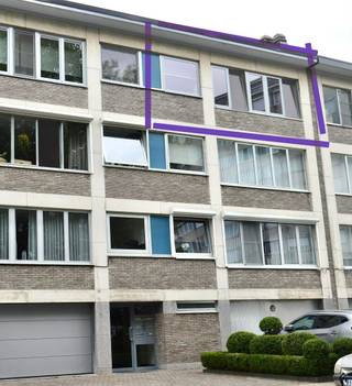 Instapklaar 2 slaapkamer appartement. Volledig gerenoveerd sinds 2021. Gelegen op de bovenste verdieping van een kleinschalig gebouw. Het appartement bevindt zich slechts op een steenworp van het groene en rustige "Rivierenhof". Ook het centrum van Antwerpen is in een minimum van tijd vlot bereikbaar met het openbaar vervoer (wandelafstand) of met de fiets. Tevens zijn belangrijke verbindingswegen allemaal nabij.<br />Via de inkom kom je in de ruime en lichte woonruimte met meer dan plaats genoeg voor een gezellige zithoek en een ruime eetkamer. Aansluitend bevindt zich een open keuken die volledig praktisch is geïnstalleerd. Achteraan het appartement bevinden zich twee slaapkamers waarvan de kleinste kamer uitgeeft op een gezellig terrasje. De badkamer bestaat uit een moderne wastafel en douche. Om het comfort compleet te maken beschikt u nog over een privatieve berging op het gelijksvloers.<br />