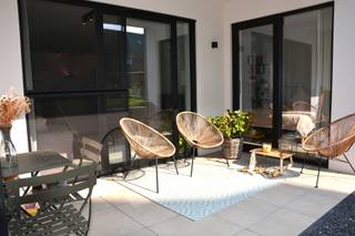 Bent u op zoek naar een gezellig en ruim gelijkvloers appartement op een toplocatie in Haacht? Ontdek dit nieuwe appartement met een ideale, rustige ligging in het centrum, op wandelafstand van winkels, scholen en restaurantjes. Dit appartement is instapklaar en beschikt over een gezellig en rustig terras. <br />Het appartement omvat:<br />• Inkomhal met gastentoilet<br />• Ruime leefruimte met open, volledig ingerichte keuken<br />• Een ruime slaapkamer<br />• Moderne badkamer met ligbad en lavabomeubel <br />• Berging met aansluiting voor wasmachine en droogkast<br />• Een tweede ruime slaapkamer met kleine doorloopdressing en <br />• Een tweede badkamer met inloopdouche en lavabomeubel<br /><br />Vanuit de leefruimte heeft u toegang tot het charmante gezellige terras.<br /><br />Extra troeven:<br />• E-peil van 10 (EPC-label A - 19 kwh/m² jaar)<br />• Elektrische keuring volledig in orde<br />• handige ondergrondse parkeerplaats <br />• Speeltuintje dichtbij, ideaal voor kinderen<br /><br />Dit nieuwbouwappartement beschikt over een ventilatiesysteem Type-D, vloerverwarming, zonnepanelen, warmtepomp,… Het complex is eveneens voorzien van een gemeenschappelijke tuin, fietsenberging en lift.<br /><br />Grijp uw kans en bel snel op 0476 51 03 51 voor een afspraak!