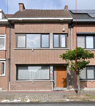Goed gelegen klassieke woning op 186m² en thans met 4 slaapkamers, te renoveren naar hedendaags comfort. Inkom- en traphal, woonkamer,...