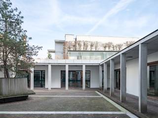 Ce bureau commercial est situé dans l'animée ville de Gand et a été construit en 1997. Avec une impressionnante surface habitable de 205 m², ce bureau offre suffisamment d'espace pour diverses activités commerciales.<br /><br />Le bureau est équipé de toutes les installations modernes et convient parfaitement aux entreprises à la recherche d'un espace de travail professionnel et représentatif. La disposition spacieuse du bureau offre des possibilités d'aménagement de différents espaces de travail, de salles de réunion et de salles de réception.<br /><br />Grâce à son emplacement central à Gand, le bureau est facilement accessible en transports en commun et en voiture. De plus, il y a suffisamment de places de stationnement à proximité, ce qui rend le bureau encore plus attrayant pour les employés et les clients.<br /><br />Avec son apparence moderne et son espace généreux, ce bureau commercial à Gand est un excellent choix pour les entreprises à la recherche d'un espace de travail professionnel et facilement accessible. Le bâtiment est actuellement loué comme cabinet de kinésithérapie.