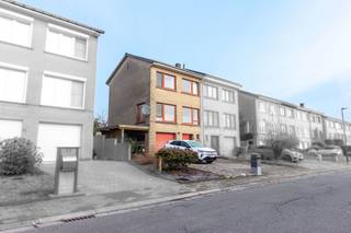 <span>Ontdek deze halfopen woning op een rustige, residentiële locatie in Essene — ideaal voor wie zoekt naar ruimte, licht én potentieel. <br /><br />Met 3 slaapkamers, 1 badkamer, een brede oprit en een garage, biedt deze woning zowel comfort als praktische troeven.</span><br /><span>De leefruimte met open haard straalt warmte uit en sluit aan op de eetkamer en de keuken. Achteraan geniet u van een veranda (momenteel gebruikt als bureau/werkplaats) met zicht op de NW-georiënteerde tuin, perfect voor wie graag rustig buiten leeft.</span><br /><span>Met dubbele beglazing, luiken, 2 toiletten, zolderberging en individuele verwarming op stookolie is dit een solide basiswoning die u naar eigen smaak kan moderniseren. EPC D (397), elektrische installatie niet conform. Bouwjaar 1974, KI €639.<br /></span><br /><span>Een interessante kans voor gezinnen, koppels of investeerders die een woning zoeken met sterke fundamenten in een gewilde buurt.</span>