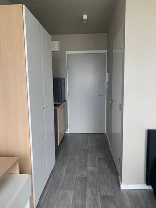 Ben je op zoek naar een slimme investering of een eigen stek voor je studerende zoon of dochter? Dan zijn deze studentenkamers in het bruisende Antwerpen-Zuid precies wat je zoekt!<br /><br /><em>Het betreft twee studentenkamers die te koop worden gezet op de vierde verdieping, deze kunnen apart aangekocht worden.<br />Beide kamers zijn ook verhuurd t.e.m. 31/08.</em><br /><br />Deze verzorgde en lichtrijke kamers beschikken over een gezellige leefruimte, een praktische kitchenette, en een privébadkamer met douche en toilet — ideaal voor wie comfortabel en zelfstandig wil wonen tijdens de studies.<br /><br />De studio's worden bemeubeld verhuurd met een bed, kleerkast en bureau.<br />Er is voor de bewoners standaard gemeenschappelijk internet voorzien dat inbegrepen is in de provisie.<br />De studio's kunnen enkel gehuurd worden voor studenten. <br /><br />De ligging is absoluut een troef:<br />Gelegen op wandelafstand van de campus van Karel de Grote Hogeschool (KDG Zuid) en vlakbij het centrum van Antwerpen. Winkels, supermarkten, gezellige cafés/restaurants en studeerplekken bevinden zich in de directe omgeving.<br />Daarnaast geniet je van uitstekende verbindingen met het openbaar vervoer.<br /><br />✔️ Privé woonruimte<br />✔️ Kitchenette<br />✔️ Badkamer met douche en toilet<br />✔️ Topligging nabij campus en centrum<br />✔️ Goede bereikbaarheid<br /><br />Heeft u interesse of vragen? Contacteer ons via jeffrey@jurimmo.be of +32 474 04 13 26