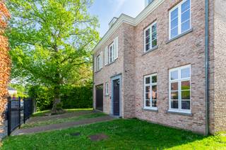 <p><strong>Charmante villa op 723m² grond met een zonnige zuidgerichte tuin, gelegen in de gegeerde Elsdonckwijk te Wilrijk, nabij winkels, scholen, openbaar vervoer, ziekenhuizen, Fort V en belangrijke in- en uitvalswegen.</strong></p>
<p><span>Gelijkvloers:</span><br />U betreedt de villa via een ruime INKOMHAL op natuursteen van ca. 18m², voorzien van een apart toilet met handenwasser.<br />Aan de rechterzijde bevindt zich een polyvalente ruimte/BUREAU op parket van ca. 13m².<br />Vervolgens komt u in de ruime LIVING van ca. 32m² op parketvloer met open haard, en de EETKAMER van ca. 25m², eveneens op parket.<br />De KEUKEN van ca. 35m², voorzien van natuurstenen vloer, beschikt over een eethoek, kasten, kookeiland, koelkast/diepvries, oven, microgolf, keramische kookplaat, ingebouwde dampkap en een ruime berging.</p>
<p>Vanuit de keuken heeft u directe toegang tot de zuidgerichte TUIN en het aangelegde TERRAS.</p>
<p><span>Eerste verdieping (via houten trap):</span><br />Alle slaapkamers zijn bereikbaar via de grote nachthal van ca. 18m², tevens voorzien van een aparte toiletruimte.</p>
<p>Slaapkamer 1 ca. 37m² met dressing en ensuite BADKAMER ca. 10m² voorzien van dubbele lavabo in kastenmeubel, toilet, bad en inloopdouche. Verder nog 3 ruime slaapkamers ca. 23m² - ca. 22m² - ca. 15m².<br />Daarnaast is er nog een tweede BADKAMER van ca. 8m², uitgerust met ligbad, dubbele lavabo en inloopdouche.</p>
<p><span>Tweede verdieping:</span><br />Grote geïsoleerde ZOLDER van ca. 75m², eveneens bereikbaar via de houten trap.</p>
<p><span>Garage en oprit:</span><br />Garage voor 1 wagen en extra staanplaats op de oprit.<br /><br /></p>
<p><strong><span>BIJZONDERHEDEN:</span><br /></strong>* Gelegen in een gegeerde residentiële wijk te Elsdonck <br />* Bouwjaar 2011, conforme keuring, uitstekende EPC<br />* Zeer goede staat van onderhoud<br />* Vloerverwarming op het gelijkvloers<br />* Volledig omheinde tuin</p>