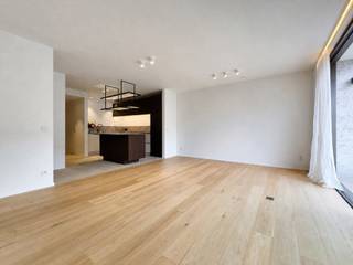 Cet élégant appartement neuf bénéficie d'un emplacement exceptionnel sur la très prisée avenue Paul Parmentier et allie un confort de vie contemporain à des finitions haut de gamme, un agencement bien pensé et d'agréables espaces extérieurs.<br /><br />L'appartement comprend un hall d'entrée spacieux avec des toilettes pour invités et s'ouvre sur un espace de vie lumineux doté d'une cuisine ouverte luxueuse. Le salon et la salle à manger, très conviviaux, s'ouvrent directement sur la grande terrasse à l'avant, idéale pour profiter du grand air en toute tranquillité.<br /><br />L'appartement dispose également d'un débarras pratique équipé de branchements pour lave-linge et sèche-linge.<br /><br />À l’arrière se trouvent deux chambres à coucher spacieuses, offrant chacune un accès direct à la terrasse arrière. Les deux chambres disposent en outre d’une salle de bains privative, ce qui garantit un confort et une intimité supplémentaires.<br /><br />Un appartement élégant et contemporain bénéficiant d’un emplacement de choix, idéal comme résidence principale ou résidence secondaire.<br /><br />L'appartement dispose également d'un débarras privé en sous-sol et d'un local à vélos commun. <br />Il est par ailleurs possible d'acheter une place de parking dans le même immeuble.<br /><br />Extrait du plan d'urbanisme et registre des mesures en cours de demande.<br /><br />N'hésitez pas à nous contacter pour plus d'informations : tél. : 050 62 44 14 ou par e-mail : knokke@immax.be