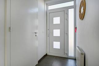 Deze hedendaagse gezinswoning in oostham combineert strakke architectuur met een uiterst praktische indeling.De woning beschikt over een lichtrijke...