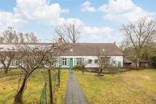 Langgevelhoeve op ca. 5 ha. vlak bij het dorp van Schilde, inclusief enkele bouwgronden. Deze unieke hoeve is gebouwd in ca. 1880.  In de jaren '70...