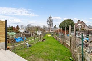 <p>Voor meer info of een bezoek, bel 02 884 23 25 - Topo-Immo biedt u deze volledig gerenoveerde rijwoning aan, op een perceel van 3 are en volledig afgewerkt volgens de normen van vandaag</p><p>Gelijkvloers: wasplaats/klein bureau, apart gastentoilet en <strong>een lichtrijke leefruimte met open keuken van maar liefst 50 m²</strong> die toegang geeft tot het terras en de gezellige tuin.</p><p>Op de eerste verdieping vindt u <strong>een eerste slaapkamer</strong>,<strong> het 2de apart toilet</strong> en <strong>een moderne badkamer met bad, inloopdouche en dubbele lavabo</strong>. De tweede verdieping telt nog <strong>twee volwaardige slaapkamers</strong>.</p><p><strong>9 zonnepanelen - warmtepomp - regenwaterput van 5.000 liter aangesloten op toiletten en buitenkraan - elektriciteit conform</strong>. Epeil <30</p>