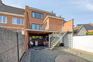 <p>Op zoek naar een gezinswoning in Diepenbeek met een centrale ligging, een tuin en mogelijkheden om er helemaal jouw thuis van te maken? Deze woning in de Keizerstraat biedt met haar drie bouwlagen, drie slaapkamers en bewoonbare oppervlakte van 123m² een mooie basis voor wie op zoek is naar ruimte en potentieel. Je woont hier in het hart van Diepenbeek, op korte afstand van winkels, scholen en openbaar vervoer. Ook het station en de belangrijkste invalswegen zijn vlot bereikbaar, waardoor dit een praktische woonplek is voor gezinnen.</p><p> </p><p>De woning werd gebouwd in 1967 en is verdeeld over drie bouwlagen. Op het gelijkvloers bevindt zich momenteel een studio met keuken, woonkamer, slaapkamer met een douche en toilet. Deze ruimte biedt verschillende mogelijkheden en kan, afhankelijk van jouw woonwensen en de nodige inrichting, een interessante extra leef- of gebruiksruimte vormen. De indeling maakt de woning dan ook geschikt voor wie graag wat flexibiliteit in huis heeft.</p><p> </p><p>Op de eerste verdieping bevindt zich de leefruimte, waar voldoende plaats is om een gezellige zithoek en eethoek te creëren. Aansluitend vinden we de keuken, dressing en een apart toilet. De verdieping vormt zo het centrale leefniveau van de woning, met ruimte om de inrichting volledig af te stemmen op jouw eigen stijl en behoeften.</p><p>De tweede verdieping is ingericht met drie slaapkamers, waardoor de woning perfect aansluit bij de noden van een gezin. Daarnaast is er een badkamer met een douche in het bad en een toilet. De slaapkamers kunnen uiteraard ook ingericht worden als bureau, hobbyruimte of dressing, afhankelijk van jouw gezinssituatie en wensen.</p><p> </p><p>Ook buiten heeft deze woning heel wat te bieden. Achteraan ligt een noordgerichte tuin met een aangenaam terras. Het is een plek waar je rustig kan genieten van de buitenlucht, een koffie kan drinken of op warme dagen een gezellige zithoek kan creëren. Daarnaast beschikt de woning over een buitenparkeerplaats, een praktische troef in deze centrale omgeving.</p><p> </p><p>Doorheen de jaren werden reeds enkele belangrijke vernieuwingen uitgevoerd. Zo werd het dak vernieuwd en zijn de ramen vervangen door PVC-buitenschrijnwerk met hoogrendementsbeglazing. De verdere afwerking en inrichting zijn toe aan modernisering. Net daarin schuilt een belangrijke troef: je krijgt de mogelijkheid om de woning stap voor stap naar eigen smaak vorm te geven en er een interieur van te maken dat volledig bij jou past.</p><p> </p><p>De verwarming gebeurt momenteel via een mazoutketel met radiatoren. Met een EPC-label B en een score van 192 kWh/m² beschikt de woning over een sterke energetische basis.</p><p> </p><p>De ligging in de Keizerstraat maakt het geheel extra interessant. Vanuit de woning bereik je winkels, scholen en openbaar vervoer eenvoudig. Het station van Diepenbeek en de belangrijkste verbindingswegen liggen eveneens op korte afstand, waardoor ook Hasselt en omliggende gemeenten vlot bereikbaar zijn.</p><p> </p><p>Deze woning in Diepenbeek biedt een combinatie van een centrale ligging, drie slaapkamers, een tuin, parkeergelegenheid en ruimte voor modernisering. Een interessante basis voor wie niet op zoek is naar een volledig afgewerkte woning, maar net de mogelijkheid wil om een woning met karakter naar eigen wensen te vernieuwen. Benieuwd hoe jij deze woning zou kunnen invullen? Neem contact met ons op en ontdek de mogelijkheden tijdens een bezoek.</p>