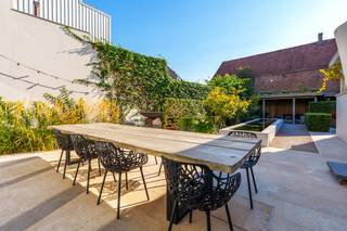 Bent u op zoek naar een exclusieve woonst in het centrum van Torhout? Deze prachtige en uitzonderlijk ruime woning combineert stijlvol wonen met...