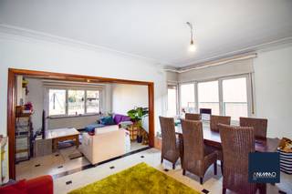 Charmante te renoveren driegevelwoning met tuin, gelegen nabij het gezellige centrum van Berg en in de directe omgeving van belangrijke verkeersaders naar Brussel/Mechelen/Leuven. Deze degelijke woning is perfect geschikt voor starters met renovatieplannen en is ingedeeld als volgt: op het gelijkvloers heeft u een mooie inkomhal/traphal, zonnige leefruimte, ingerichte keuken, veranda, toilet, wasplaats/berging, doucheruimte, twee garages en tuin. Op de verdieping zijn er 3 slaapkamers en een kamer die dienst kan doen als bureau. Tevens heeft u een ruime zolder en kelder. Kom deze woning zeker eens bezoeken en laat u verleiden om in dit mooie stukje landelijk Kampenhout een thuis te vinden.