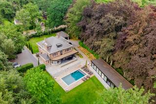 In het exclusieve Schotenhof bevindt zich deze statige, luxueus gerenoveerde villa op een prachtig perceel van ca. 4.162 m². De eigendom combineert...
