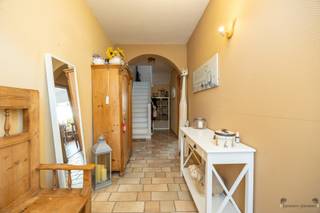 <p><span>Karaktervolle en ruime gezinswoning met 5 slaapkamers in Hamme</span></p><p><span>Deze karaktervolle woning in Hamme combineert een warme uitstraling met een ruime en praktische indeling. Met een </span><span>bewoonbare oppervlakte van 206 m²</span><span> op een perceel van </span><span>192 m²</span><span> is er voldoende plaats voor een gezin dat comfortabel wil wonen.</span></p><p><span>Bij het binnenkomen vallen de </span><span>houten vloeren en warme materialen</span><span> meteen op. Ze geven de woning een eigen karakter en zorgen voor een aangename sfeer.</span></p><p><span>De ruime woonkamer biedt voldoende plaats voor een gezellige zithoek en sluit aan op de eetruimte. Van hieruit bereikt u de keuken, ingericht met houten kasten, een praktisch werkeiland en een </span><span>AGA-kookvuur</span><span>, dat mooi aansluit bij de karaktervolle stijl van de woning.</span></p><p><span>Aansluitend bevindt zich de </span><span>lichtrijke tuinkamer</span><span>. Dankzij de grote raampartijen geniet deze ruimte van veel natuurlijk licht en ontstaat er een fijne verbinding met de tuin. De tuinkamer zorgt bovendien voor extra leefruimte en kan op verschillende manieren worden ingericht.</span></p><p><span>De woning beschikt over </span><span>vijf slaapkamers + extra polyvalente ruimte/dressing</span><span>, waardoor er naast slaapruimte ook mogelijkheden zijn voor bijvoorbeeld een bureau, hobbykamer of logeerkamer.</span></p><p><span>De ruime badkamer is voorzien van een douche, toilet en houten badkamermeubilair.</span></p><p><span>Achteraan bevindt zich een aangename tuin met terras en beplanting. Hier is voldoende ruimte om buiten te zitten en te genieten van mooie dagen. De </span><span>garage aan de straatzijde</span><span> biedt bijkomende praktische opslagruimte.</span></p><p><span>Enkele troeven:</span></p><ul><li><span>206 m² bewoonbare oppervlakte</span></li><li><span>5 slaapkamers + dressing</span></li><li><span>Karaktervolle houten vloeren</span></li><li><span>Ruime leef- en eetruimte</span></li><li><span>Keuken met werkeiland en </span><span>AGA-kookvuur</span></li><li><span>Lichtrijke en ruime tuinkamer</span></li><li><span>Ruime badkamer met douche</span></li><li><span>Tuin met terras</span></li><li><span>Garage </span></li></ul><p><span>Een </span><span>ruime gezinswoning met karakter</span><span>, waar authentieke elementen en hedendaags wooncomfort mooi samenkomen.</span></p><p><span>Interesse? Neem contact met ons op voor meer informatie of een bezoek ter plaatse.</span></p>