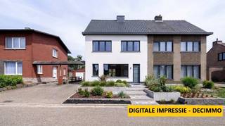 <p>Deze <strong>op te frissen/te renoveren</strong> woning is gelegen in Mol-Ezaart, in een aangename en groene omgeving, met een vlotte verbinding naar de Zuiderring. De eigendom biedt heel wat mogelijkheden voor wie op zoek is naar een woning met ruimte, potentieel en een mooie diepe tuin.</p>
<p>Bij het betreden van de woning kom je binnen via de inkomhal, die toegang geeft tot de woonkamer en de aanpalende leefruimte. Aansluitend bevindt zich de eetkamer, van waaruit je doorgang hebt naar de keuken. Achter de keuken bevindt zich de badkamer, uitgerust met een ligbad en een wastafel. Verder achteraan zijn er nog een praktische wasplaats/berging en een apart toilet.</p>
<p>Via de ruime inkomhal leidt een houten trap naar de bovenverdieping. Deze verdieping biedt toegang tot <strong>drie slaapkamers</strong>. Via een tweede houten trap met valluik bereik je de ruime zolder. Deze <strong>zolderruimte</strong> biedt extra mogelijkheden en kan, mits de nodige werken, worden ingericht als bijkomende kamers, hobbyruimte of stockageruimte.</p>
<p>De woning beschikt tevens over een <strong>kelderruimte</strong> van ca. 20 m².</p>
<p>De woning beschikt over een EPC-label F met een score van 811 kWh/m² per jaar, waardoor de renovatieplicht van toepassing is. Ook de elektriciteit is momenteel niet conform.</p>
<p>Buiten geniet de woning van een zeer mooie, diepe en <strong>volledig omheinde tuin</strong>, ideaal voor wie houdt van ruimte en groen. Daarnaast is er op het perceel nog een vrijstaande garage aanwezig.</p>
<p>Deze eigendom is bijzonder geschikt voor kopers die op zoek zijn naar een woning met renovatiepotentieel op een rustige ligging, met tegelijk een vlotte bereikbaarheid.</p>
<p><u>Troeven</u></p>
<ul>
<li>Gelegen in Mol-Ezaart</li>
<li>Groene omgeving</li>
<li>Vlotte verbinding naar de Zuiderring</li>
<li>Drie slaapkamers</li>
<li>Ruime zolder met uitbreidingsmogelijkheden</li>
<li>Kelder</li>
<li>Vrijstaande garage</li>
<li>Mooie diepe, volledig omheinde tuin</li>
<li>Veel renovatie- en inrichtingspotentieel</li>
<li>Ideaal voor handige kopers of renovatieliefhebbers</li>
</ul>