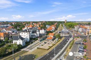 Dit uitzonderlijke handelshuis in het centrum van De Haan combineert een volledig vernieuwd restaurant met een luxueuze woning, verdeeld over drie verdiepingen. De gevel werd in 2016 grondig gerenoveerd, met onder meer zandstraling, nieuw voegwerk, schilderwerken en vernieuwde ramen en balustrades. De woning werd volledig gerenoveerd in 2019-2020 en het restaurant kreeg in 2022 een complete make-over. Dankzij de kwalitatieve afwerking, het EPC-label A en de asbestveilige toestand is de eigendom volledig instapklaar.<br /><br />De woning biedt een stijlvolle gietvloer, veel natuurlijk licht en een hoogwaardige afwerking. Op de eerste verdieping bevinden zich een ruime leefruimte met open keuken, voorzien van Bosch-toestellen en een Novy-dampkap, en toegang tot terras en balkon. De tweede verdieping omvat een royale badkamer van bijna 20 m² met ligbad en inloopdouche, naast een berging, toilet en ruime master bedroom met dressingmogelijkheid en terras. De derde verdieping beschikt over twee slaapkamers, waarvan één met terras, en nog een aparte bureauruimte.<br /><br />Op het gelijkvloers bevindt zich het volledig uitgeruste restaurant met professionele toestellen en een open horecakeuken van Ben Martin Gastro System. De zaak biedt plaats aan circa 20 couverts per service en beschikt over een gezellig terras. Airco, verwarming, geluidsinstallatie en horecalift verhogen het comfort. De kelder omvat onder meer toiletten, afwasruimte, opslag, koelcellen en een aparte leveranciersingang.<br /><br />Een unieke opportuniteit aan de Belgische kust voor wie wonen en ondernemen wil combineren. De eigendom is onmiddellijk klaar voor gebruik.
