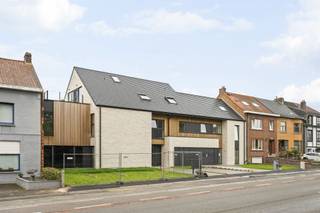 <p>Ontdek dit prachtige nieuwbouwappartement, gelegen op een steenworp afstand van alle voorzieningen: winkels, scholen, openbaar vervoer en belangrijke invalswegen.<br /><br />Gelegen op de eerste verdieping biedt dit lichtrijke appartement een bewoonbare oppervlakte van ongeveer 70 m² en een moderne woonomgeving.<br /><br />Indeling:<br /><br />* Inkomhal<br />* Mooie open en lichtrijke leefruimte<br />* 1 ruime slaapkamer<br />* Badkamer<br />* Privébalkon<br />* 1 private parkeerplaats<br /><br />Energieprestaties van de nieuwste generatie<br /><br />Het appartement werd ontworpen volgens de meest recente energienormen en beschikt onder meer over:<br /><br />* Vloerverwarming<br />* Een performante warmtepomp<br />* Uitstekende thermische en akoestische isolatie<br />* Installaties die zorgen voor een laag energieverbruik en een optimaal wooncomfort het hele jaar door<br /><br />Twee aankoopmogelijkheden volgens uw wensen:<br /><br />Instapklare uitvoering (sleutel-op-de-deur)<br /><br />Personaliseer uw toekomstige woning volledig door zelf de afwerkingen en materialen te kiezen: vloerbekleding, keuken, sanitair, wandtegels, enzovoort.<br /><br />Casco-uitvoering (gesloten ruwbouw)<br /><br />De ideale oplossing voor kopers die de afwerking zelf wensen uit te voeren en hun interieur op eigen tempo willen inrichten, met volledige controle over het budget.<br /><br />Deze eigendom vormt een uitstekende opportuniteit voor zowel starters als investeerders die op zoek zijn naar een duurzame en waardevaste investering.</p>