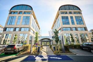Prachtige moderne kantoren met mooie uitzichten, veel lichtinval en een aangenaam bedrijfsrestaurant op de site temidden het groen aan een vijver. Strategische ligging vlakbij de Ring van Brussel, de luchthaven van Zaventem, en vlakbij Brussel centrum.<br /><br />• Er zijn parkeerplaatsen beschikbaar (IN: 1.100 €/plaats/j - OUT: 800 €/plaats/j)<br />• Er is archiefruimte beschikbaar (55 €/m²/j)<br />• Oppervlakte: 239 m²