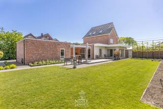 Deze kwalitatieve woning verrast met haar ruime en praktische indeling. Je geniet van lichtrijke leefruimtes die zorgen voor een aangename woonbeleving. Dankzij de volledige renovatie is alles instapklaar en afgewerkt met oog voor comfort. Met een indrukwekkende bewoonbare oppervlakte van maar liefst 347 m² biedt dit pand alle ruimte die je nodig hebt.<br />De woning is gelegen op een rustige en fijne locatie. Je woont hier in een groene omgeving, met toch alles binnen handbereik. Het centrum van Zutendaal, winkels en scholen bereik je vlot, net zoals de omliggende gemeenten. Ideaal als je houdt van rustig wonen, maar wel graag overal dichtbij bent.<br /><br />=> Gelijkvloers<br />- Ruime inkomhal met vestiaireruimte en apart gastentoilet met lavabo<br />-Je komt binnen in deze open en ruime leefruimte, die opgedeeld is in een gezellige zithoek met zicht op de tuin, eetplaats, bureelruimte en een tv-hoek<br />- Veel natuurlijk lichtinval door de grote raampartijen<br />- Alle ruimtes zijn verbonden met elkaar, waardoor er een warm en ruimtelijk gevoel word gecreëerd<br />- Moderne luxueuze leefkeuken met een gezellige eethoek en rechtstreeks tuincontact via het schuifraam<br />- Volledig geïnstalleerde keuken voorzien van granieten werkblad en eiland en veel kastruimte met schuifsystemen<br />- Kleine badkamer op het gelijkvloers met douche, toilet en enkele lavabo<br />- Praktische berging/wasplaats met inbouwkasten <br />- Multifunctionele ruimte, kan dienst doen als hobbykamer, speelkamer of bureauruimte<br />- Inpandige garage met plaats voor twee auto's met een sectionale automatische poort<br /><br />=> Eerste verdieping<br />- Overloop met trap naar de tweede verdieping<br />- Er is tevens een apart toilet voorzien op deze verdieping<br />- Master bedroom met kastenwand<br />- Tweede slaapkamer<br />- Luxueuze badkamer met ligbad, ruime douche, make-uptafel en dubbele lavabo in badkamermeubel <br /><br />=> Tweede verdieping<br />- Op deze verdieping zijn er verder nog twee ruime slaapkamers<br />- Derde badkamer met douche en lavabo <br /><br />=> Tuin<br />- Meerdere terrassen waaronder dit groot overdekt terras met verwarming, verlichting, geluidsboxen en zonneschermen, waar je op ieder moment van de dag kan genieten <br />- De zonneschermen zijn verstelbaar waardoor in gesloten toestand de ruimte volledig waterbestendig is <br />- Met een mooi vrij uitzicht over de achterliggende weides<br />- Het perceel is volledig omheind en aan de achterzijde van de woning is er ook een extra toegangspoortje<br />- Alle poorten en deuren zijn uitgerust met een codebedieningssysteem <br /><br />=> Indeling<br />- Gelijkvloers: inkomhal, gastentoilet, leefruimte opgedeeld in een zithoek, eetplaats, bureelruimte en tv-hoek, keuken, praktische berging/wasplaats, kleine badkamer, multifunctionele ruimte, inpandige garage met plaats voor twee auto's, tuinberging<br />- Eerste verdieping: overloop, apart toilet, master bedroom, slaapkamer, badkamer<br />- Tweede verdieping: overloop, twee slaapkamers, derde badkamer<br />- Kelder: opbergruimtes
