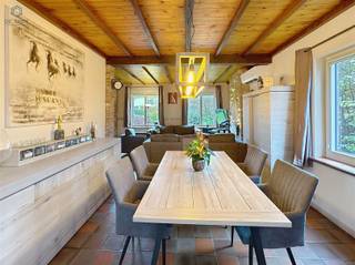 <p><span>Instapklare, energiezuinige bungalow in groene woonwijk te Herzele</span></p><p><span>Deze vrijstaande, perfect onderhouden bungalow ligt in een rustige, groene buurt, vlakbij het station en de E40. Je geniet hier van alle comfort én een vlotte bereikbaarheid, zonder verkeerslawaai.</span></p><p><span>De woning beschikt over een ruime oprit, grote garage, kelder en verzorgde tuin rondom. Binnen vind je een lichte leef- en eetruimte, volledig ingerichte keuken met inbouwtoestellen, berging, inkomhal met gastentoilet en twee slaapkamers op het gelijkvloers.</span></p><p><span>Op de verdieping biedt de grote overloop extra mogelijkheden als bureau of hobbyruimte, aangevuld met twee ruime slaapkamers.</span></p><p><span>De afgelopen jaren werd stevig geïnvesteerd in comfort en energiezuinigheid: nieuwe inloopdouche, 21 zonnepanelen, aircos warm/koud, volledig vernieuwde PVC-ramen met hoogrendementsbeglazing, conforme elektriciteit en een </span><span>EPC B</span><span>.</span></p><p><span>Kortom: een instapklare, ruime en energiezuinige woning op een toplocatie.</span></p><p><span>Interesse?</span><span> Reageer via de advertentie en wij bellen u voor een bezoek.</span></p>