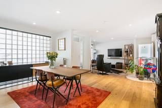 Deze ruime, instapklare woning is prima gelegen aan de Solftplaats in Berendrecht: rustig en toch midden in het centrum van het dorp. Winkels, scholen en openbaar vervoer zijn allemaal op wandelafstand bereikbaar. Hoewel het pand een eengezinswoning is, werd het momenteel ingericht als 2 aparte woonunits waardoor het kan dienen als kangoeroe- of zorgwoning. Binnenkomen doet u via een aparte inkomhal op tegelvloer, vanwaar u rechtstreeks toegang heeft tot een ruime en bijzonder lichte woonkamer op parketvloer. Grenzend aan de woonkamer bevindt zich de in 2010 vernieuwde keuken, uitgerust met alle hedendaags comfort. Verder vindt u op het gelijkvloers nog een ruime slaapkamer met ensuite douchekamer, een apart toilet, een bureau en een achterinkom/wasplaats. Het bureau zou mogelijks nog kunnen dienen als extra slaapkamer. Een open trap in de leefruimte leidt naar de woonunit op de 1e verdieping. U komt boven in de hal op tegelvloer. Via een dubbele glazen deur bereikt u de woonkamer met open keuken, waar grote ramen opnieuw heel wat daglicht naar binnen trekken. Op de 1e verdieping zijn verder nog 2 volwaardige slaapkamers, een berging en een badkamer met ligbad, douche, toilet en dubbele wastafel met meubel aanwezig. Via schuiframen in de woonkamer heeft u toegang tot de 2 zuid-georiënteerde terrassen op de bovenverdieping. Het perceel heeft een totale oppervlakte van 605m². De toffe, zuid-georiënteerde tuin is een heerlijke plek om volop van de buitenlucht te genieten. Het overdekte terras leent zich uitstekend voor het creëren van een gezellige loungehoek of bar. Verder beschikt de tuin nog over een praktische tuinberging en een gemetste garage. Uw wagen kan u makkelijk parkeren in de grote garage. Ook de oprit biedt voldoende plek om meerdere wagens kwijt te kunnen op eigen terrein.