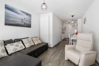 [[ DIT PAND NEEMT DEEL AAN DE ERA OPEN HUIZEN DAG OP 19/9 VAN 16:00 TOT 17:00 ]]
<p><strong>Gelijkvloers 2-slaapkamerappartement te koop in Koksijde-Bad</strong></p>

<p>Bent u op zoek naar een instapklaar appartement op een toplocatie aan zee? Dan is dit recente gelijkvloerse appartement in Koksijde-Bad zeker een bezoek waard.</p>

<p>Gelegen op amper 10 meter van de zeedijk geniet u hier van een unieke ligging, vlak bij het strand, de winkels, horecazaken en alle voorzieningen.</p>

<p>Het appartement beschikt over:</p>

<ul><li>Twee volwaardige slaapkamers</li><li>Een lichtrijke leefruimte</li><li>Moderne keuken en badkamer</li><li>Gelijkvloerse ligging, ideaal voor jong en oud</li><li>Privatieve autostaanplaats vlak voor de deur</li><li>Recente constructie met een hedendaagse afwerking</li></ul>

<p>Dankzij de uitstekende ligging en het hoge wooncomfort is dit appartement perfect als vaste woonst, tweede verblijf of interessante investering aan de Belgische kust.</p>

<p>Interesse? Neem gerust contact op voor meer informatie of een bezichtiging.<br />058 51 23 23 of op christian@eraservimo.be</p>