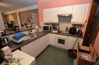 Appartement gelegen op de eerste verdiep met groot terras en garagebox. <br /><br />Indeling<br /><br />Inkomhall, afzonderlijk toilet, woonkamer, open keuken, berging met wasplaats, 2 slaapkamers, groot terras (42m²), badkamer met ligbad, garagebox (5,5m x 2,70m). Accumulatie<br /><br />Vrij: 01/04/2026<br />Huurprijs: 800 euro/maand<br />Charges: 50 euro/maand<br />3 maanden huurwaarborg.