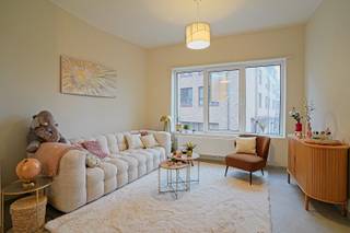 <span>Dit ruim, gerenoveerd appartement met 2 slaapkamers bevindt zich op wandelafstand van de grote markt van Sint-Niklaas. Het maakt deel uit van een kleinschalig gebouw zonder lift. Het appartement bevindt zich op het eerste verdieping. </span><br /><span>De indeling is als volgt: een aangename en lichtrijke leefruimte, een volledig uitgeruste keuken met aansluitend de berging die ideaal is als opbergruimte en als wasplaats. Daarnaast is er een badkamer met douche en toilet. Vervolgens zijn er nog twee ruime slaapkamers die te bereiken zijn via de nachthal.</span> <br />Grootste troeven: centrale locatie, ruim terras, gunstig EPC (167 kWh/ m² jaar) en afzonderlijke afvalberging en fietsenstalling op het gelijkvloers. <span>Kortom het ideale appartement in het centrum van Sint-Niklaas. Heb je interesse om dit te bezoeken? Neem vandaag nog contact op voor een bezoek via 052/41.41.94 of via </span><span>info@rosiersderidder.be</span><br /><span>Referentie: 5203</span>