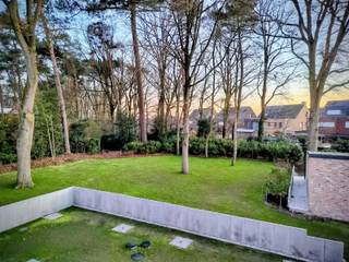 Op zoek naar een moderne, energiezuinige woning in een groene omgeving? Ontdek deze drie gloednieuwe woningen aan de Kalmthoutsesteenweg 157 te Wuustwezel, vlak bij het centrum van Kalmthout. Deze woningen combineren hedendaags wooncomfort met de nieuwste technieken en een uitstekende ligging.<br /><br />Elke woning beschikt over een ruime en lichtrijke leefruimte met grote raampartijen die zorgen voor veel natuurlijk licht. De open indeling sluit naadloos aan op de moderne keuken en biedt een aangenaam gevoel van ruimte. Aansluitend bevindt zich een praktische berging met aansluiting voor wasmachine en droogkast, evenals een bureauruimte en een apart gastentoilet op het gelijkvloers.<br /><br />Op de eerste verdieping vinden we drie volwaardige slaapkamers, ideaal voor een gezin of mensen die graag extra ruimte hebben voor een bureau of hobbykamer. De moderne badkamer is uitgerust met een stijlvolle inloopdouche en dubbele lavabo. Daarnaast is er ook een aparte technische berging op de verdieping, waardoor je alle technieken netjes uit het zicht kunt houden. Verder nog een apart toilet op de verdieping.<br /><br />De woningen zijn gebouwd met aandacht voor duurzaamheid en comfort. Ze zijn uitgerust met een warmtepomp in combinatie met vloerverwarming, zonnepanelen, een ventilatiesysteem D en een regenwaterput die aangesloten is op de toiletten en een buitenkraantje. Dit zorgt niet alleen voor een lager energieverbruik, maar ook voor een aangenaam en gezond binnenklimaat het hele jaar door.<br /><br />Gelegen op een vlot bereikbare locatie, geniet je hier van de rust van Wuustwezel met de nabijheid van het centrum en alle nodige voorzieningen in de buurt. Kortom, deze woningen bieden het perfecte evenwicht tussen comfort, energiezuinigheid en ligging.