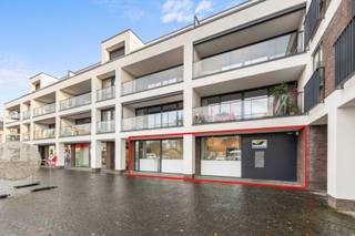 Vichte: handelspand/kantoorruimte met uitstekende ligging te huur – 200 m².Dit ruim en functioneel handelspand is gunstig gelegen in Vichte en...