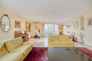 <strong>Exclusieve penthouse</strong> in het bruisende centrum van <strong>Mortsel</strong>.<br /><br /><strong>Indeling:</strong><br />Via de inkomhal betreedt u deze ruime penthouse met een <strong>uitzonderlijk royale leefruimte</strong>. Grote raampartijen creëren een <strong>open gevoel </strong>en bieden directe toegang tot het <strong>eerste terras</strong>.<br />Aansluitend bevindt zich de eethoek met een <strong>volledig geïnstalleerde keuken</strong> en toegang tot het <strong>tweede terras</strong>. Naast de keuken is er een technische berging, ideaal voor wasmachine en droogkast.<br />Verder beschikt het appartement over een badkamer met douche, ligbad, dubbele wastafel en apart toilet.<br />Tot slot is er een <strong>ruime slaapkamer en een doorloopkamer</strong> die momenteel dienstig is als dressing, maar eenvoudig kan worden ingericht als tweede slaapkamer.<br /><br /><strong>Bijzonderheden:</strong><br /><strong>Lift</strong> tot op de verdieping van penthouse;<br /><strong>Twee terrassen</strong> aan de achterzijde van het gebouw met <strong>zicht op groen</strong>;<br />Mogelijkheid tot aankoop garagebox aan <strong>€29.000,00;</strong><br />Maandelijkse kosten: €85,00/ per maand.<br /><br /><strong>Ligging:</strong><br />Ideaal gelegen met <strong>alle faciliteiten binnen handbereik!</strong> Op korte afstand van belangrijke invalswegen en op wandelafstand van winkels, scholen, parken, ziekenhuizen, openbaar vervoer en sportvoorzieningen.