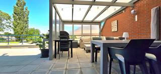 Dit ruime en instapklare appartement heeft een aangename indeling waarbij lichtinval centraal staat.  De troeven van dit appartement zijn de...