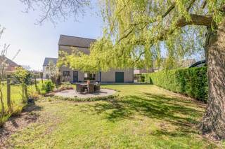 <strong>Interessante degelijke gezinswoning met veel mogelijkheden en welgelegen op slechts 1.300 meter van het dorpsplein van Sinaai.</strong><br />Deze woning heeft een ruime bruikbare vloeroppervlakte van meer dan 290m² en heeft onder meer op het gelijkvloers een inkom, afzonderlijk gastentoilet,<br />woon-en eetkamer, keuken, berging en een zeer ruime garage voor twee auto's met sectionale poort.<br />Via een trap in de garage en ook via een trap in de inkomhal van de woning kom je op de eerste verdieping waar drie slaapkamers en een badkamer aanwezig zijn.<br />Bovendien is er boven de garage een aparte studio met extra keuken ideaal voor een een jong volwassene of inwonende ouder. De volledige eerste verdieping staat in verbinding met elkaar.<br />Op de tweede verdieping is een bergzolder, een technische ruimte en een mooie grote polyvalente kamer die perfect als slaapkamer kan fungeren.<br />Hierdoor zijn er in de woning dus in principe <strong>5 slaapkamers</strong> die ingericht kunnen worden. Vanuit de woonkamer en de keuken is er een aangenaam zicht op de fijne tuin met verschillende terrassen.<br /><br />Op een steenworp van de woning bevindt zich bovendien een <strong>open groen gebied</strong> met trage wegen en <strong>wandelknooppunten</strong>.<br /><br /><em>Bijkomende technische troeven:<br />- conform verslag van de elektrische installatie<br />- asbestvrij<br />- interessant EPC label C met potentieel</em><br /><br /><strong>Kortom een heel fijne, degelijke en praktische gezinswoning in Sinaai-Waas.</strong><br /><br />Aarzel niet om een bezoek in te plannen en contacteer ons via vastgoed@claves.be of het nummer 03/5029874