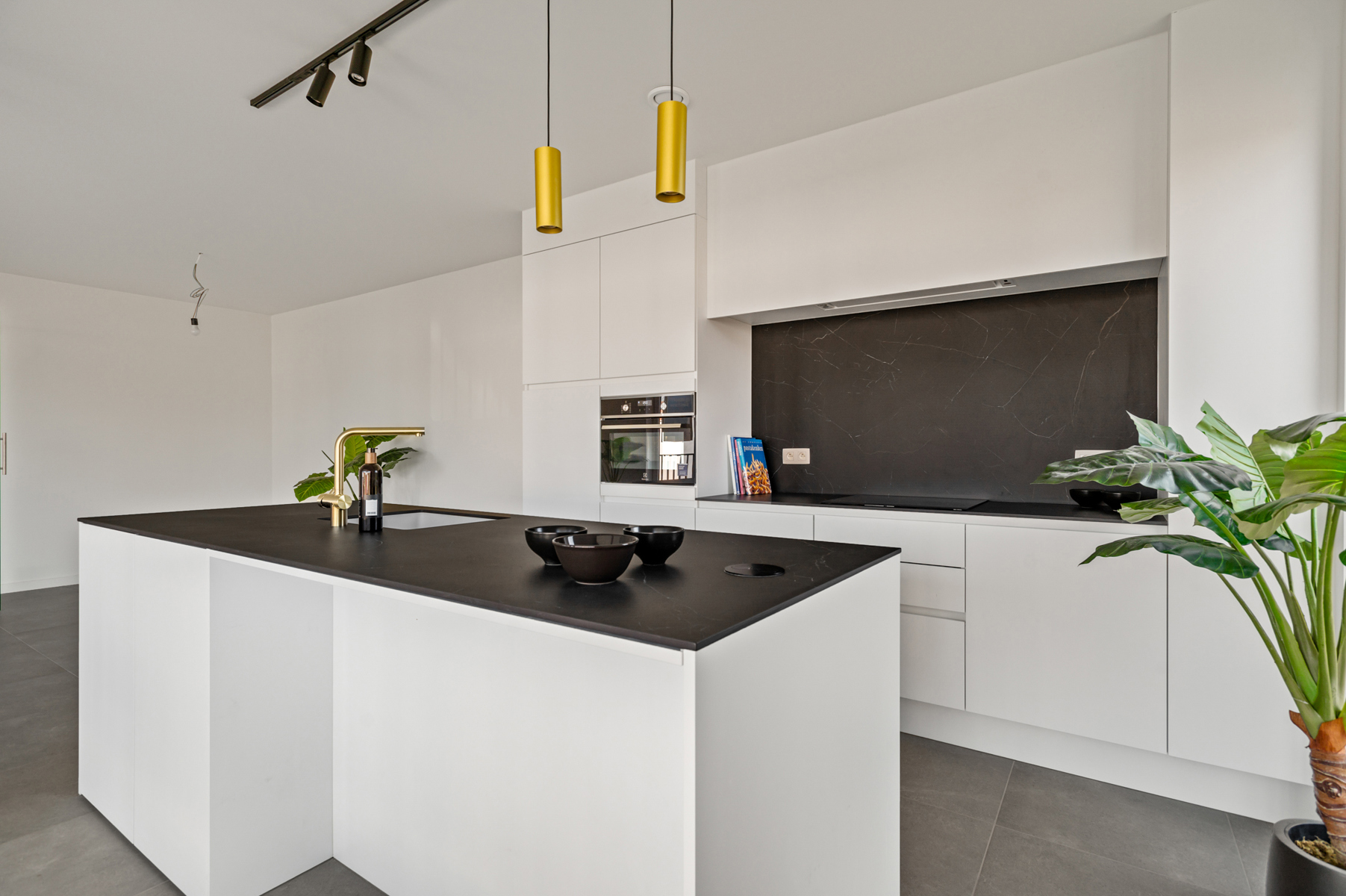 Spiksplinternieuw appartement op een toplocatie mét terras! - foto 3