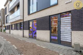 
Een perfecte plek voor uw onderneming waar visibiliteit, modern comfort en duurzaamheid samenkomen? Dit instapklare gelijkvloers pand uit 2021 is strategisch gelegen aan de belangrijkste straat van Sint-Antonius, waardoor u geniet van maximale passage en een uitstekende commerciële uitstraling. Met een royale oppervlakte van 98 m² biedt dit jonge pand een zee aan licht. Bij binnenkomst wordt u verwelkomd in een grote, open ruimte voorzien van een moderne keuken. Daarnaast beschikt het pand over twee zeer ruime, aparte bureaus/plaatsen die volledige privacy bieden voor discreet overleg of geconcentreerd werk.
Het pand is niet alleen esthetisch aantrekkelijk, maar ook technisch klaar voor de toekomst met een indrukwekkend EPC van slechts 52 kWh/m². Dankzij de combinatie van een warmtepomp, vloerverwarming en zonnepanelen werkt u hier in een optimaal klimaat met minimale energiekosten. Voor extra praktisch gemak is er op de ondergrondse verdieping een private overdekte parkeerplaats en een zeer grote berging voorzien, ideaal voor stockage of archief.
Door de centrale ligging en de kwalitatieve afwerking is dit pand de ideale uitvalsbasis voor een breed scala aan activiteiten. Het leent zich uitstekend voor vrije beroepen zoals advocaten of boekhouders, maar is eveneens perfect geschikt als medische praktijkruimte, kinesitherapiestudio of als stijlvol kantoor voor vastgoed of verzekeringen. Zelfs een high-end boetiek of showroom komt hier volledig tot zijn recht. Kortom, een unieke kans om uw zaak te vestigen in een modern en energiezuinig vastgoedpareltje op de meest gegeerde locatie van Zoersel.

Bijzonderheden:
•	Bouwjaar: 2021
•	Oppervlakte: 98 m²
•	Energiezuinigheid: EPC-label A 
•	Energiezuinige warmtepomp met vloerverwarming
•	Energie: Eigen zonnepanelen 
•	Water: Systeem voor waterrecuperatie aanwezig
•	alarminstallatie
•	Parkeren en opslag in de ondergrondse verdieping
•	Status: Volledig instapklaar en hoogwaardig afgewerkt
