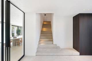 Luxe NIEUWBOUW villa op een schitterende ligging in een rustige en autoluwe straat nabij de Kalfmolen in het Zoute. Bijzonder mooi afgewerkt...