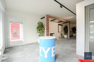 Dit commercieel gelegen kantoor of winkelruimte met 2 parkeerplaatsen is te huur aan 925 euro /maandExclusief water en elektriciteit en...
