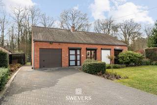 Voor meer info en foto’s, surf naar www.swevers.be – Op een centrale locatie in Heusden-Zolder vinden we deze knusse open bebouwing met een warme, huiselijke uitstraling. De gelijkvloerse woning werd gebouwd in 1970 en biedt een bewoonbare oppervlakte van ca. 138 m². Ze bevindt zich in een op te moderniseren staat, maar beschikt over een solide structuur en enkele reeds vernieuwde elementen zoals nieuwe ramen, dakisolatie, een zonneboiler en een conforme elektrische installatie.<br />Via de inkomhal bereikt u de lichtrijke woonkamer van 28,50 m², die het hart vormt van de woning en biedt voldoende plaats voor een gezellige zit- en eetruimte. Grote raampartijen zorgen voor veel natuurlijke lichtinval en een aangenaam zicht op de tuin. Aansluitend ligt de keuken van 7,20 m², die mogelijkheden biedt om naar eigen smaak te vernieuwen of eventueel open te werken. Naast de keuken bevindt zich een praktische berging/wasplaats, grenzend aan de inpandige garage van 15 m². Via de nachthal bereikt u drie slaapkamers van respectievelijk 12 m², 10,50 m² en 8,80 m², een badkamer en een apart toilet.<br />Het perceel van 761 m² met zuidwestelijke oriëntatie biedt een aangename tuin waar u volop van de zon kan genieten. Dankzij het omliggende groen is het hier heerlijk wonen. Tegelijk bevindt de woning zich op een gunstige locatie: de snelweg ligt op 3,5 km, winkels, scholen en horeca op ongeveer 2 km en openbaar vervoer op slechts 300 meter.<br />Deze woning vormt een uitstekende kans voor wie op zoek is naar een charmante thuis met potentieel op een centrale locatie. Voor meer informatie, bel 011 255 155. Bron bewoonbare oppervlakte: EPC – verslag.